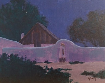 Pode incluir: Uma pintura de um edifício branco com um telhado castanho e uma única janela. O edifício é rodeado por uma parede branca e arbustos verdes. O céu é de cor azul escura, e há árvores no fundo.