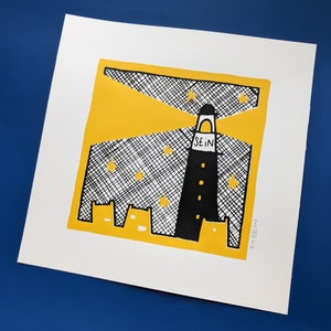 May include: A black and white illustration of a lighthouse with the word "SEIN" on it. The lighthouse is surrounded by a yellow background with black stars and a black grid pattern.