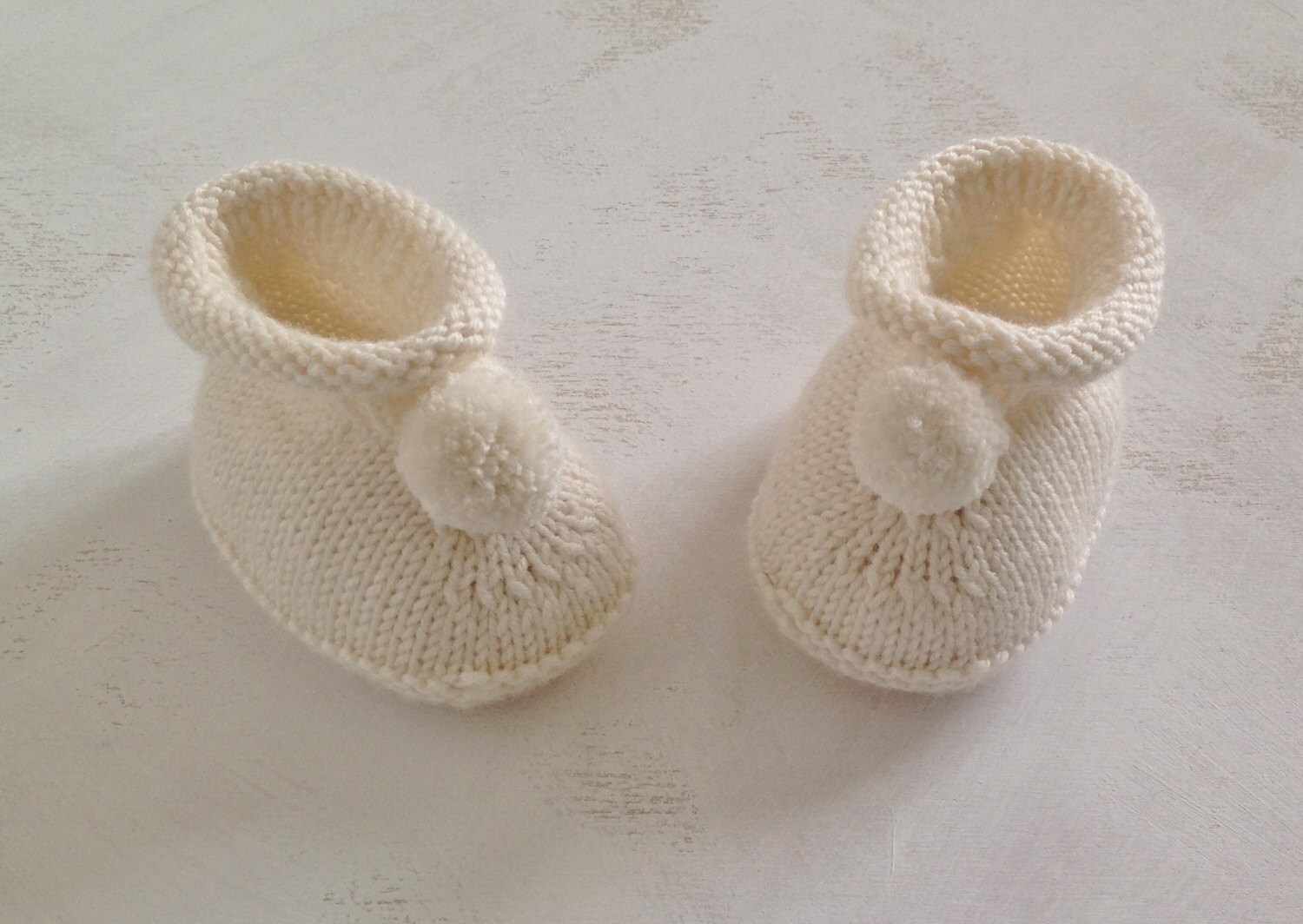 вязаные пинетки спицами. бесшовные пинетки спицами для новорожденных. бесшовные пинетки спицами для новорожденных. розовые пинетки. бесшовные пинетки спицами.