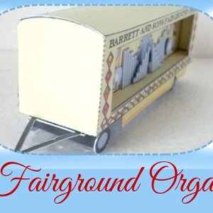 Peut inclure: Un modèle en papier d'orgue de foire de style vintage, avec un extérieur blanc et crème et un intérieur détaillé. L'orgue est étiqueté "BARRETT AND SONS FAIRGROUND ORGAN".