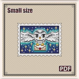 以下が含まれることがあります： Magic Owl Stampと題されたクロスステッチパターン。青とティール色の星空を背景に、翼を広げて封筒を持つ白いフクロウが描かれています。デザインにはSmall sizeとPDFの文字が含まれています。寸法は6.3 x 8.5 cmです。