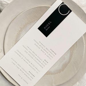czarno-białe menu weselne, nazwy miejsc na weselu, czarne karty miejsc z menu