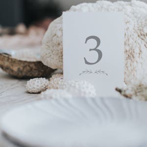 Números de mesa de casamento florais, cartões de nome de mesa