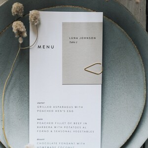 Menús de boda personalizados en blanco y tarjetas de nombre en gris - Menús para el día de la boda - Etiquetas con nombre para la boda - Menú con nombre del lugar