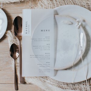 Diseño de menú transparente con etiqueta de nombre blanca. Menú de boda moderno y minimalista.