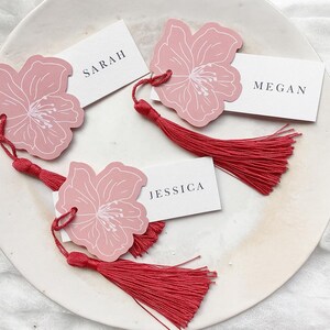Rosa Tischkarten mit roter Quaste | Rosa Namenskarten | Hochzeits-Details | Tischkarten | Hochzeit Gastkarten