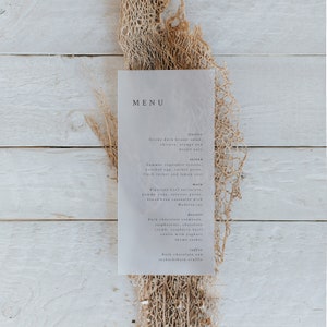 Diseño de menú de cena transparente. Menú de boda moderno en papel vitela.