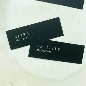 Tarjetas con nombres y lugares, ideas para bodas, tarjetas de boda negras.