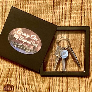 Supernatural Factory Direkt vorgeschnittene GM Keys und Prop Silver Bullet in Floating Frame Vitrine mit Original Artwork Sleeve