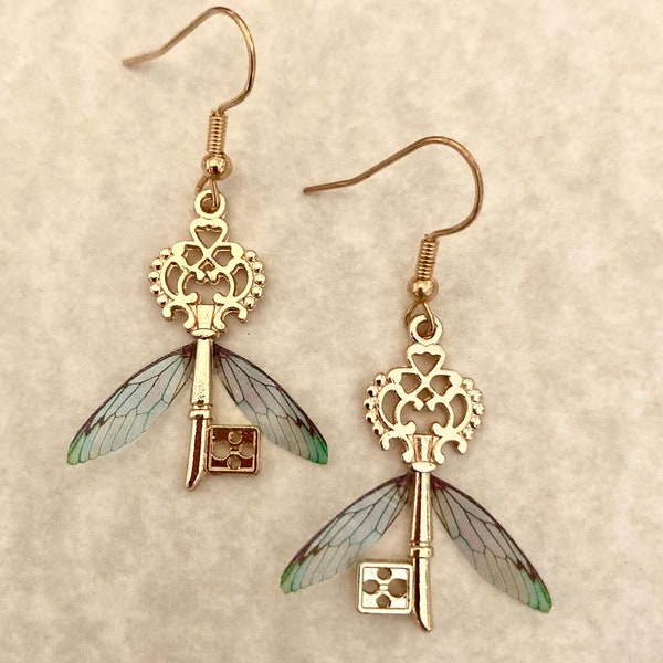 Pendientes de llave voladora en miniatura chapados en oro