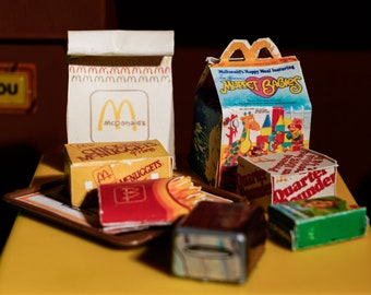 Comida rápida vintage en miniatura imprimible: Hamburguesa de casa de muñecas (descarga digital)