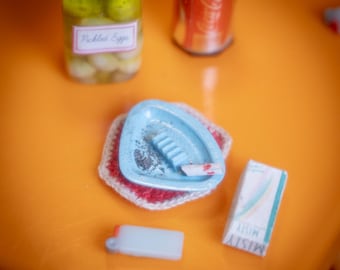 Cenicero miniatura de resina de mediados de siglo: accesorio para casa de muñecas