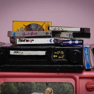 Filmes VHS de HALLOWEEN 1:6, Vídeo Vintage, Filmes de Terror, Loja de Vídeo em Miniatura, VHS em Miniatura, Arquivo Digital para Impressão, Diorama de Casa de Bonecas,