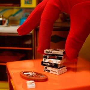 Livros de Stephen King para imprimir, livros de terror em miniatura, livros para imprimir em miniatura, estante em miniatura, decorações de Halloween em miniatura,