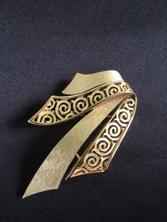 Vintage signed Trifari brushed gold brooch - image 4