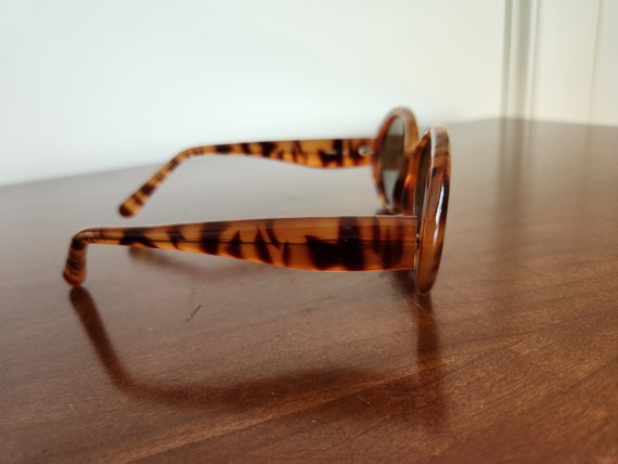 Liz Claiborne Tortoise Shell Frame Sunglasses, Br… - image 6
