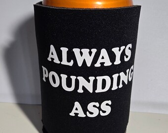 Può includere: Frigorifero per lattine in neoprene nero con testo bianco che recita "ALWAYS POUNDING ASS".