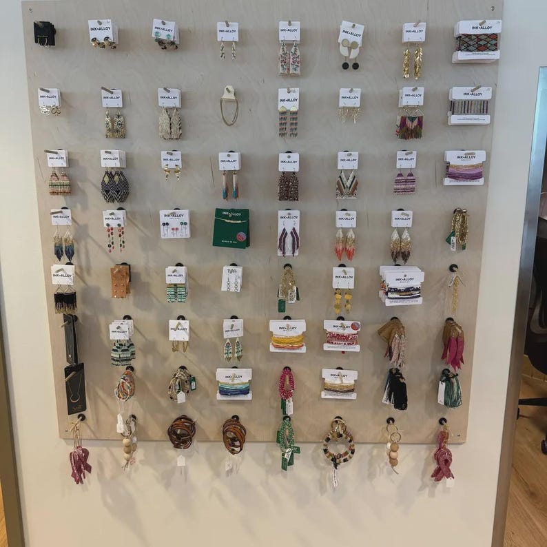Modern Wood Pegboard Wall, Modular Floating Shelves for Playroom, Nursery, Gym, Retail Display afbeelding 5