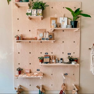 Modern Wood Pegboard Wall, Modular Floating Shelves for Playroom, Nursery, Gym, Retail Display afbeelding 2