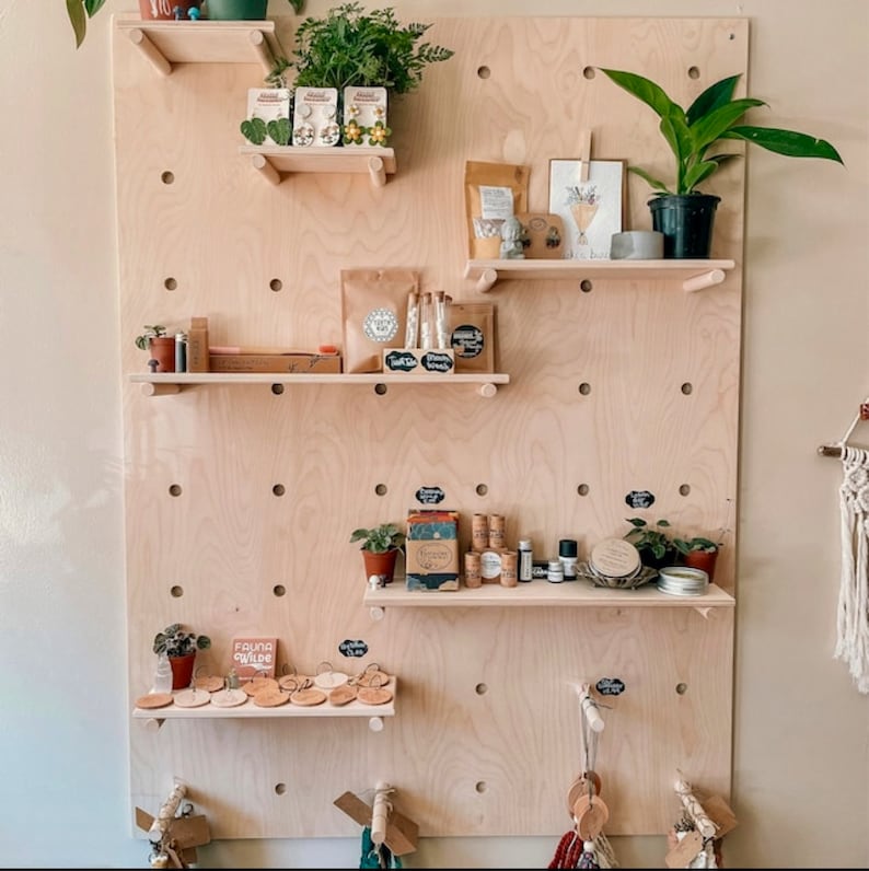 Modern Wood Pegboard Wall, Modular Floating Shelves for Playroom, Nursery, Gym, Retail Display afbeelding 2