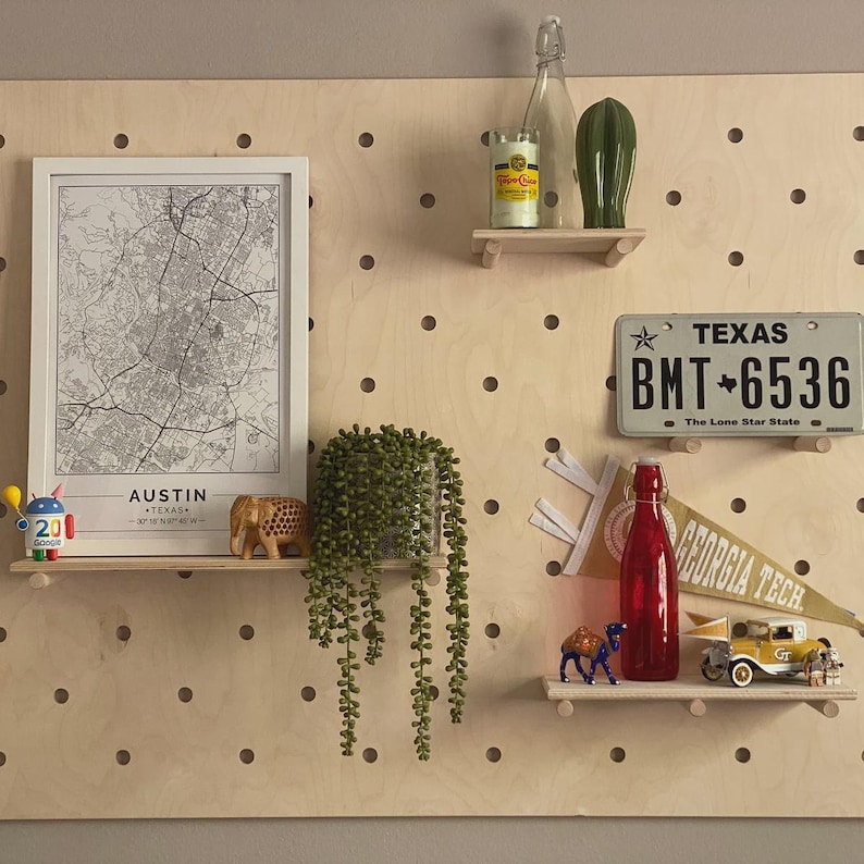 Modern Wood Pegboard Wall, Modular Floating Shelves for Playroom, Nursery, Gym, Retail Display afbeelding 8