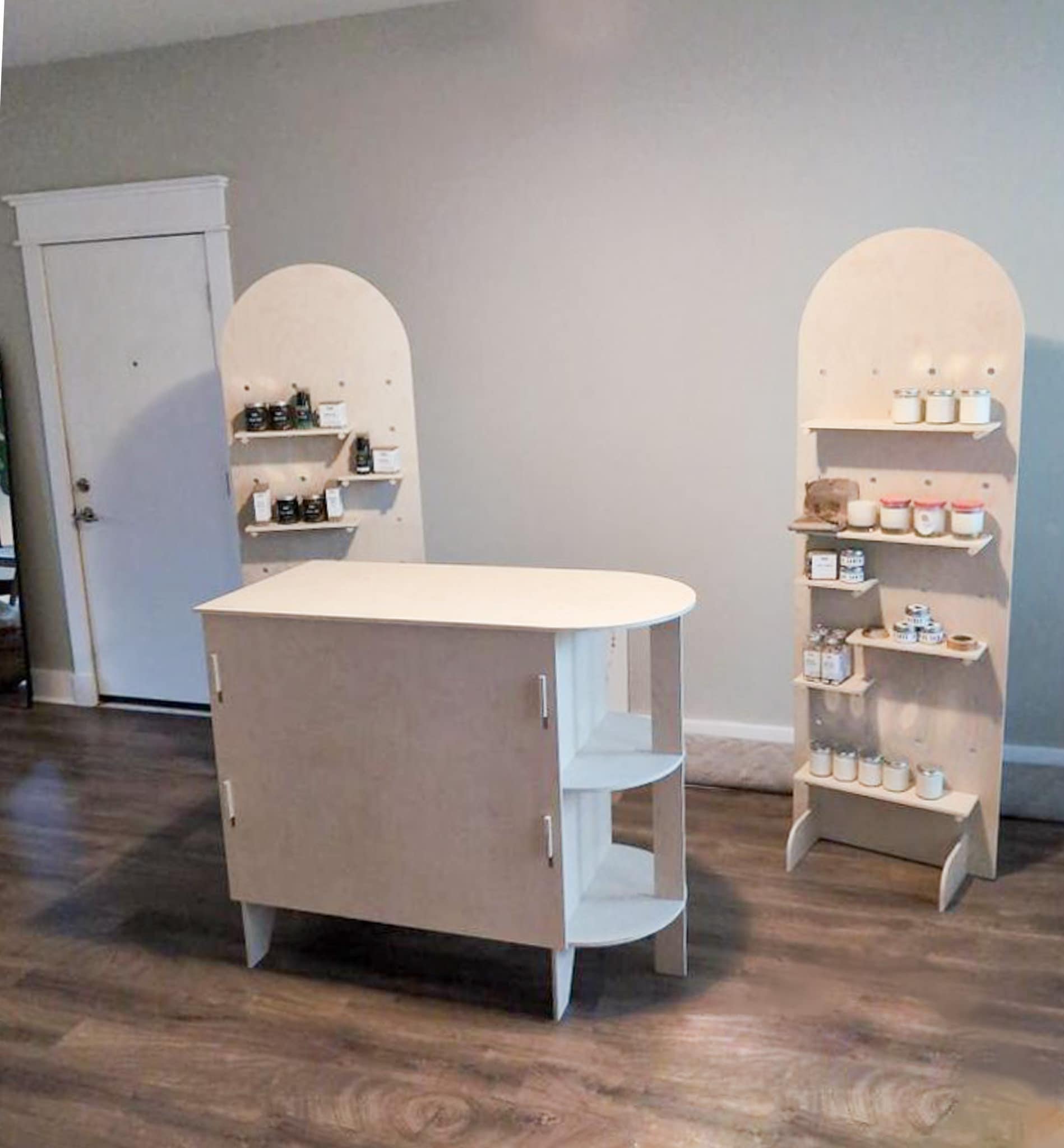 Flat-Pack Retail Kiosk Counter with Rounded End – Modern Display for Pop-Ups, Craft Fairs & Boutiques