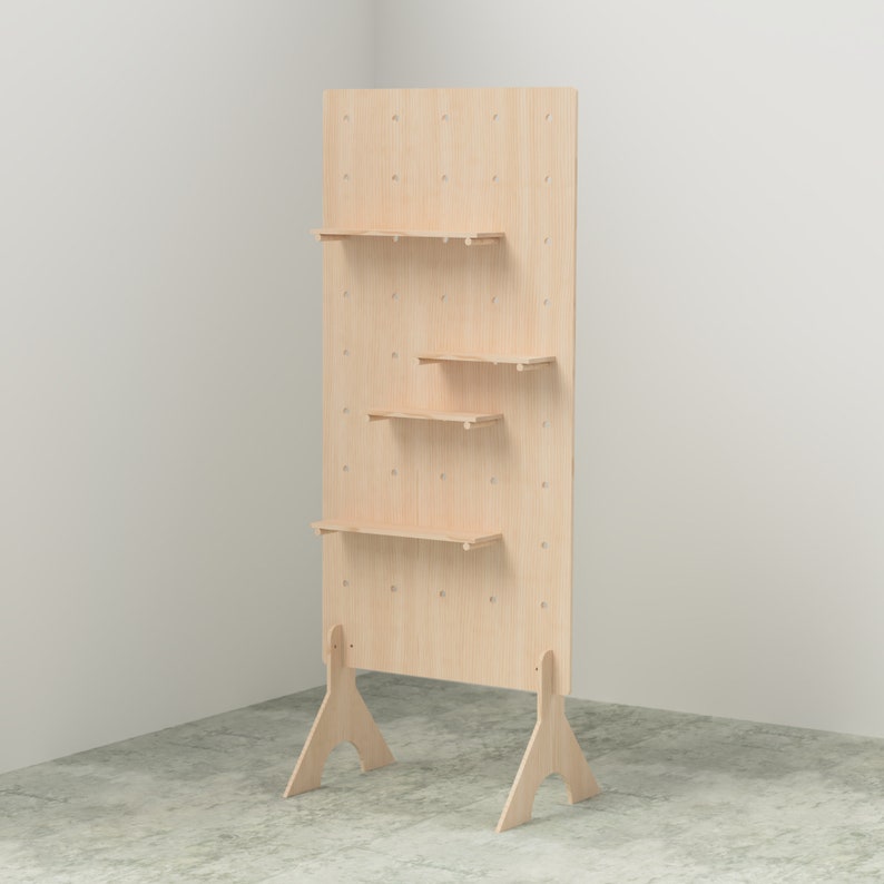 K&ouml;nnte beinhalten: Ein helles Holzregal mit drei Regalen und einem Lochwand-Design. Die Regale werden von kleinen Stiften getragen und das Ger&auml;t steht auf zwei abgewinkelten Beinen. Das Ger&auml;t besteht aus hellem Holz.