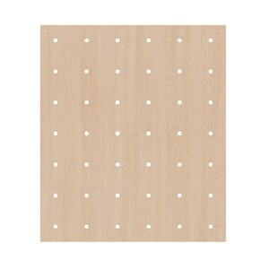 Op de afbeelding: Een rechthoekig lichtbruin houten pegboard-paneel met een uniform raster van ronde gaten gerangschikt in verticale en horizontale rijen over het gehele oppervlak, met een natuurlijke houtnerftextuur over het hele vlakke bord.