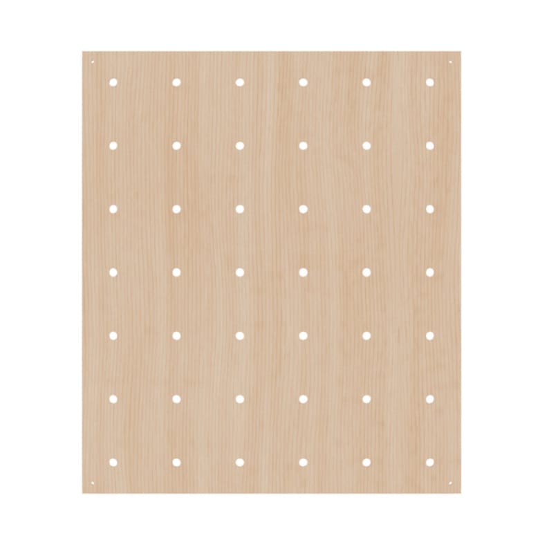 Op de afbeelding: Een rechthoekig lichtbruin houten pegboard-paneel met een uniform raster van ronde gaten gerangschikt in verticale en horizontale rijen over het gehele oppervlak, met een natuurlijke houtnerftextuur over het hele vlakke bord.