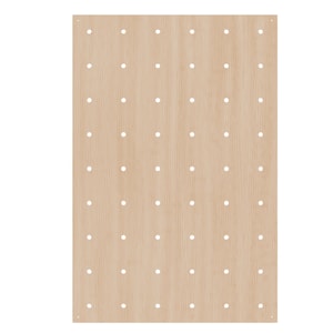 Op de afbeelding: Een rechthoekig, lichtgekleurd houten pegboard-paneel met een uniform raster van ronde gaten die in verticale en horizontale rijen over het gehele oppervlak zijn gerangschikt, met een zichtbare natuurlijke houtnerftextuur.
