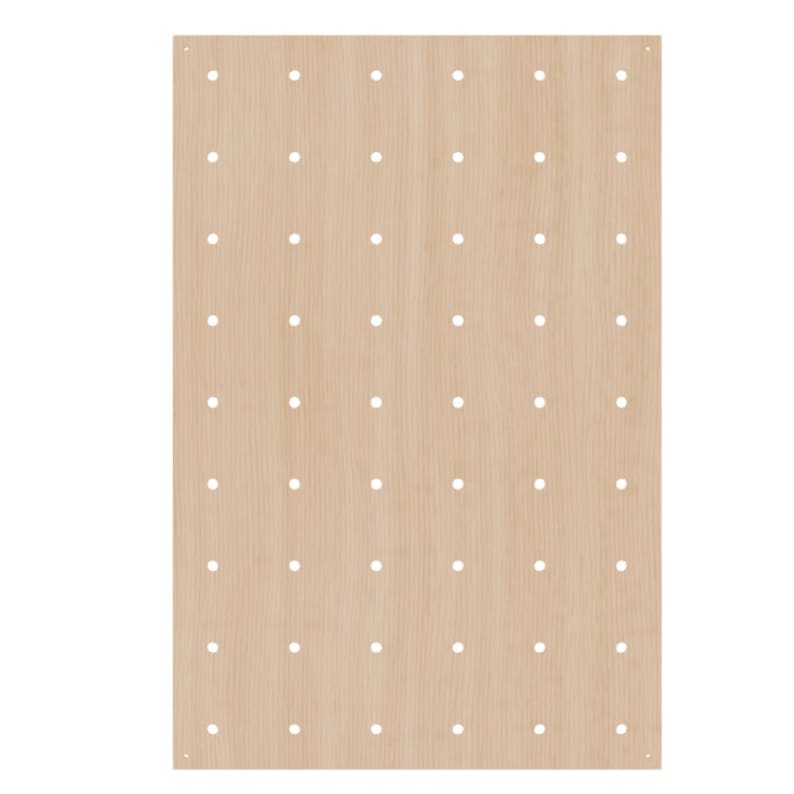 Op de afbeelding: Een rechthoekig, lichtgekleurd houten pegboard-paneel met een uniform raster van ronde gaten die in verticale en horizontale rijen over het gehele oppervlak zijn gerangschikt, met een zichtbare natuurlijke houtnerftextuur.