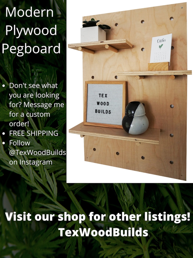 Puede incluir: Un tablero perforado de madera contrachapada de color claro con tres estantes horizontales sujetos por clavijas de madera. Los estantes sostienen una maceta blanca, un calendario peque&ntilde;o, un tablero de fieltro gris con el texto TEX WOOD BUILDS y un jarr&oacute;n blanco y negro.