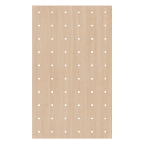 Op de afbeelding: Een rechthoekig lichtbruin houten pegboard-paneel met een uniform raster van ronde gaten in verticale en horizontale rijen. Het oppervlak vertoont een natuurlijke houtnerfstructuur met kleine montagegaten in de boven- en onderhoeken.