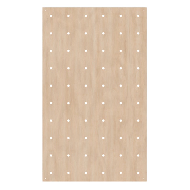 Op de afbeelding: Een rechthoekig lichtbruin houten pegboard-paneel met een uniform raster van ronde gaten in verticale en horizontale rijen. Het oppervlak vertoont een natuurlijke houtnerfstructuur met kleine montagegaten in de boven- en onderhoeken.