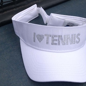 Tennis Visor mit der Aufschrift I Heart Tennis in Strass