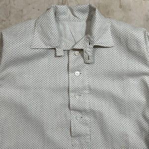 Vintage vroege jaren 1900 handgemaakte pull-over calicoshirt met kinband jongens, groot