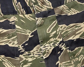パンツ 60s Vintage Tiger Stripe Camo Pants Vintage 1960s 1970s ARVN Tiger Stripe Camouflage Cargo Pants