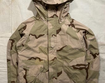 Parka estilo Goretex militar dos EUA dos anos 2000, tamanho masculino M/L, camuflagem do deserto