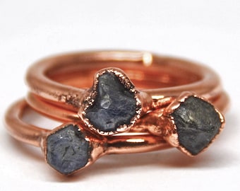 Anillo de cobre con zafiro azul en bruto - Piedra natal de septiembre