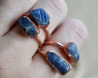 Anillo de cobre con zafiro en bruto - Joyería con piedra natal de septiembre
