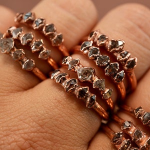 Anillo de cobre electroformado con diamante Herkimer: piedra natal de abril