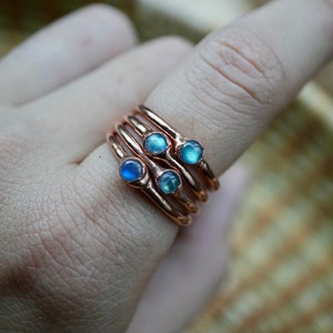 Anillo apilable de labradorita de cobre electroformado (piedra preciosa de 4 mm)