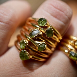 Gold Peridot Ring – Raw Peridot Ring, August Birthstone Jewelry, Organic Gold Ring, Rough Gemstone Jewelry, Unique Birthstone Gift