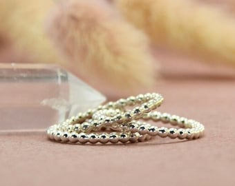 Anillo apilable de cuentas de plata esterlina hecho a mano: banda minimalista