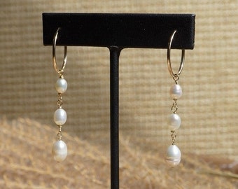 Orecchini a cerchio pendenti con perle d&#39;acqua dolce Serenity // Orecchini con perle riempiti d&#39;oro 14 carati // Orecchini a cerchio con perle // Orecchini da sposa // Gioielli da sposa