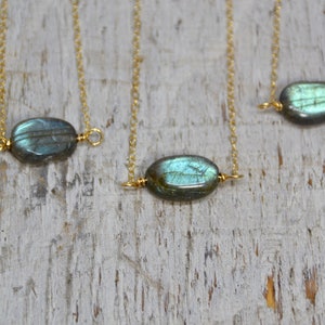 Delicata collana in labradorite: pietra naturale riempita d&#39;oro 14K
