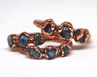 Anillo de cobre con zafiro en bruto: Anillo multipiedra bohemio electroformado