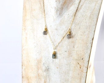 Collar de gota de lluvia de labradorita facetada: cristal chapado en oro de 14 quilates