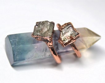 Anillo de cobre con aguamarina en bruto: joyería apilable con la piedra natal de marzo