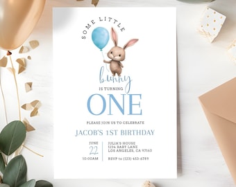 Puede incluir: Una invitación de cumpleaños azul y blanca con un conejito de dibujos animados sosteniendo un globo azul. La invitación dice "Some Little Bunny is Turning One" e incluye los detalles de la fiesta de cumpleaños de Jacob.